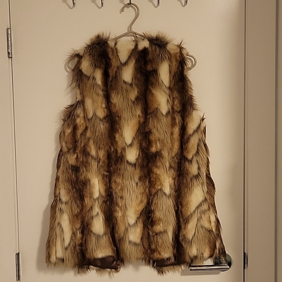 Le Chateau Faux Fur Vest - Picture 3 of 3